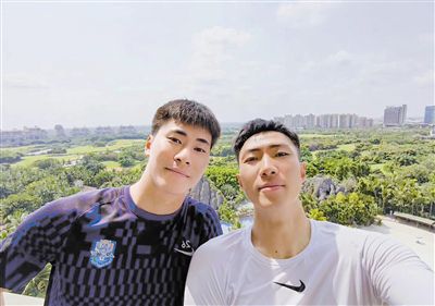 男生叫女生舔自己的坤